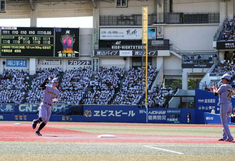 　１回、先制ソロを放ちベースを回る佐藤輝（撮影・山口登）