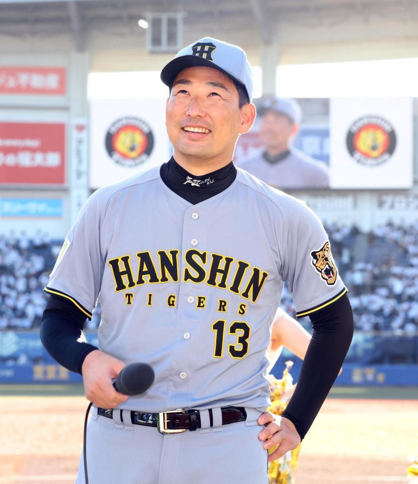 ヒーローインタビューで笑顔を見せる岩崎（撮影・山口登）
