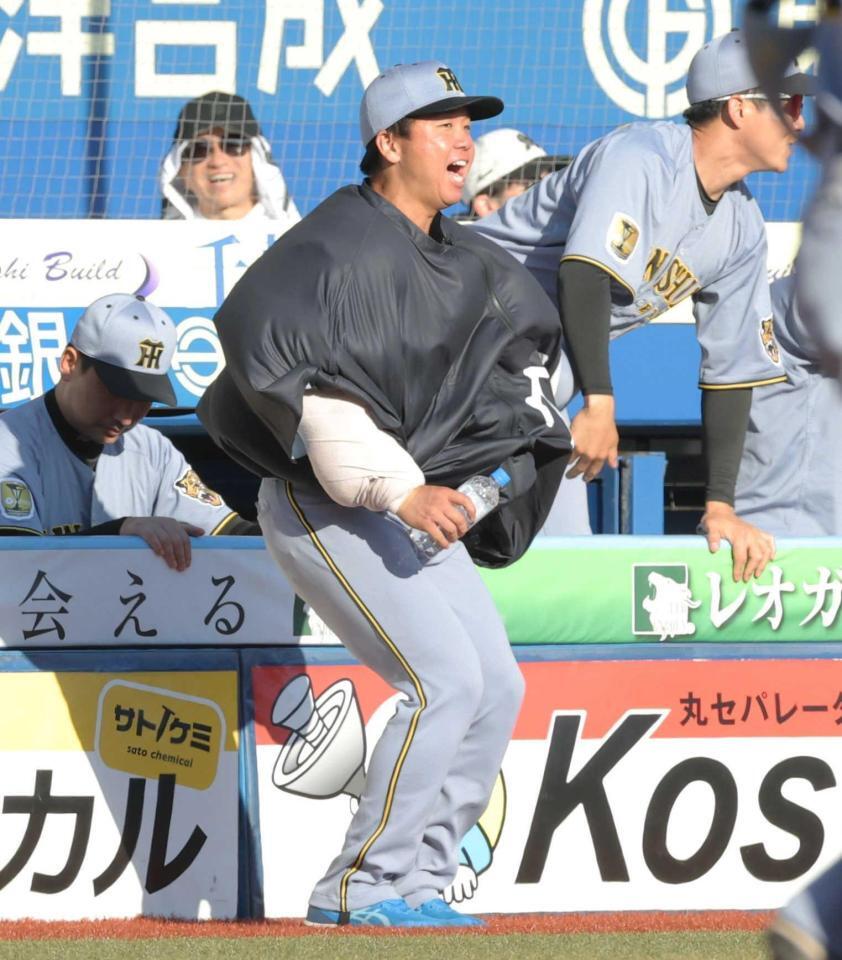 　勝利の瞬間、ベンチを飛び出す村上（撮影・西岡正）