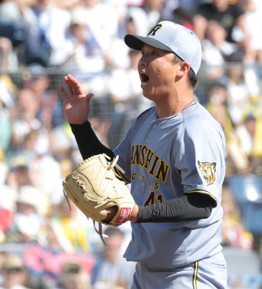 ４回、ポランコを空振り三振に打ち取り、グラブをたたく村上（撮影・西岡正）