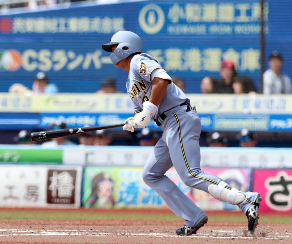 ４回、中前打を放つ立石（撮影・山口登）