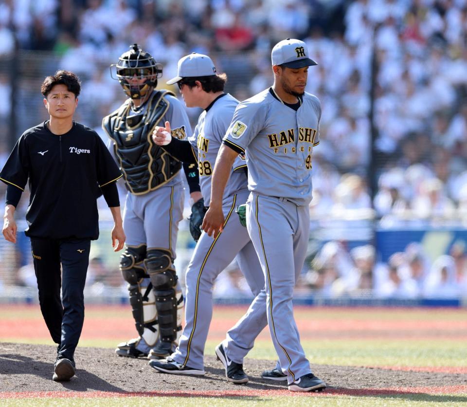 ８回、勝ち越しを許し降板するモレッタ（撮影・山口登）