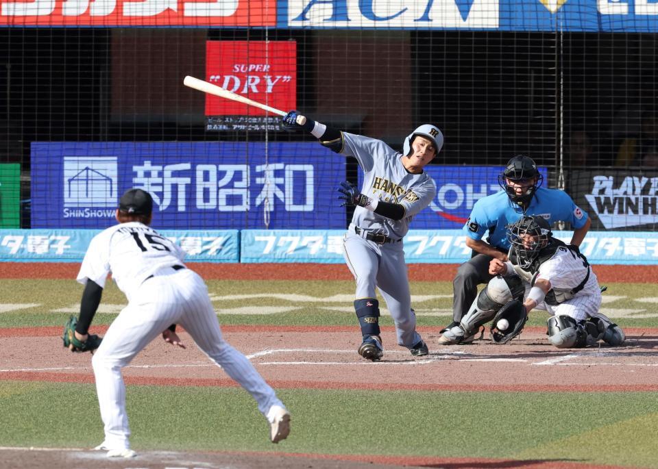 ９回、横山（手前）の前に空振り三振に倒れる木浪（撮影・伊藤笙子）