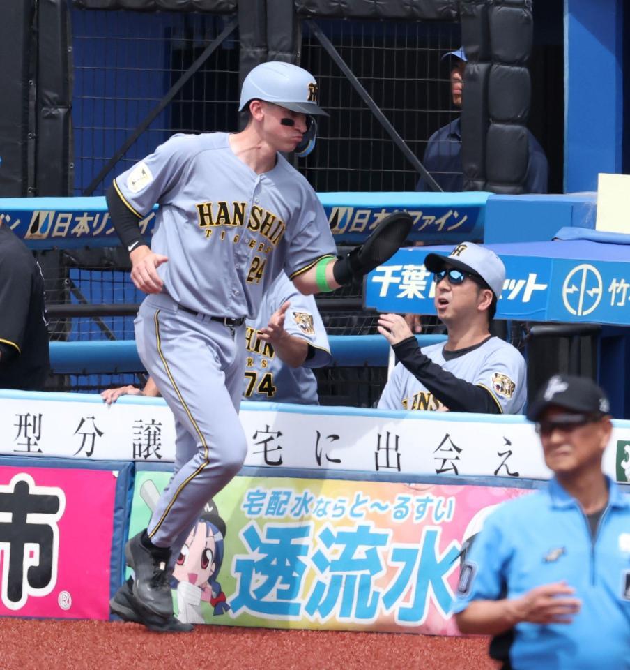 ３回、梅野の併殺打の間に生還したディベイニー（左）を迎えるも、スルーされる藤川監督（撮影・伊藤笙子）