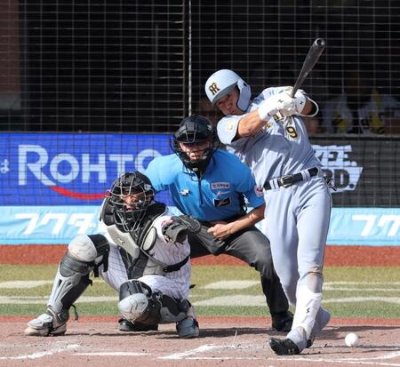 ９回、遊撃への内野安打を放つ立石（撮影・伊藤笙子）