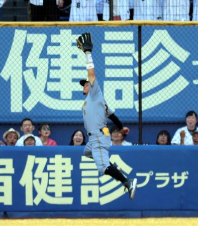 ５回、佐藤輝はポランコの飛球を好捕する（撮影・山口登）
