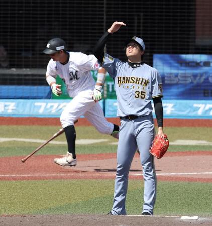 ５回、佐藤（奥）の中飛を見つめる才木（撮影・伊藤笙子）