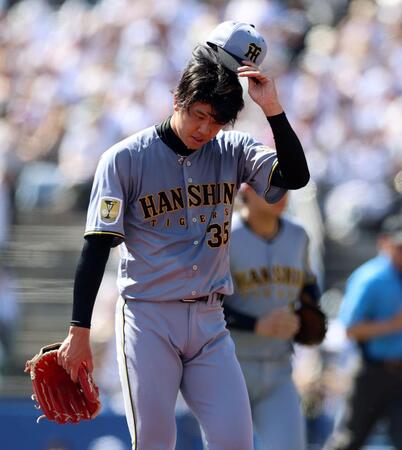 ５回、同点に追いつかれベンチに戻る才木（撮影・山口登）