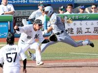 　９回、激走で遊撃内野安打を奪う立石（撮影・伊藤笙子）