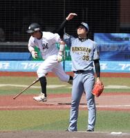 ５回、佐藤（奥）の中飛を見つめる才木（撮影・伊藤笙子）