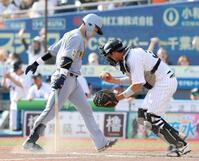 　９回、代打木浪が空振り三振に倒れ試合終了となる（撮影・山口登）