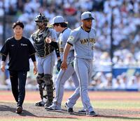 ８回、勝ち越しを許し降板するモレッタ＝５月３１日