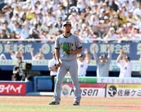 ８回、勝ち越しを許すモレッタ＝５月３１日