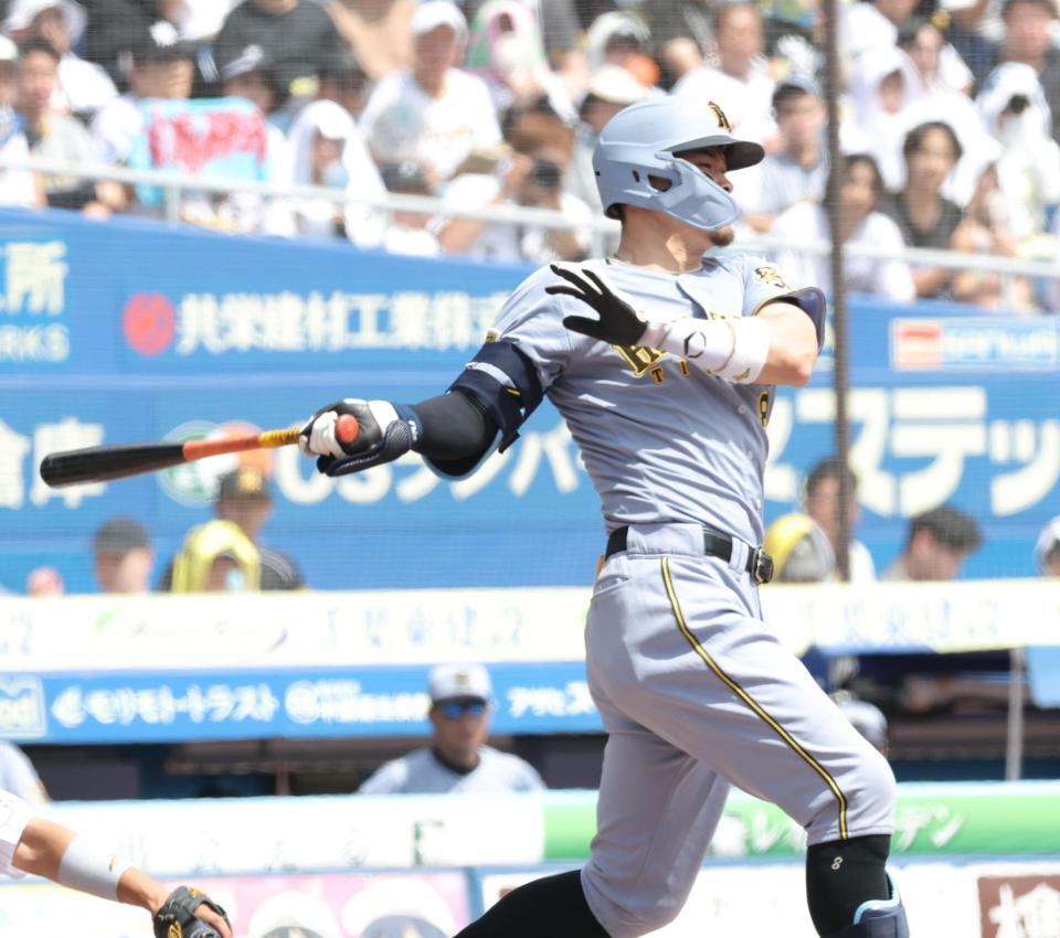 ４回阪神無死、右前打を放つ阪神・佐藤輝明＝ＺＯＺＯマリンスタジアム（撮影・西岡正）