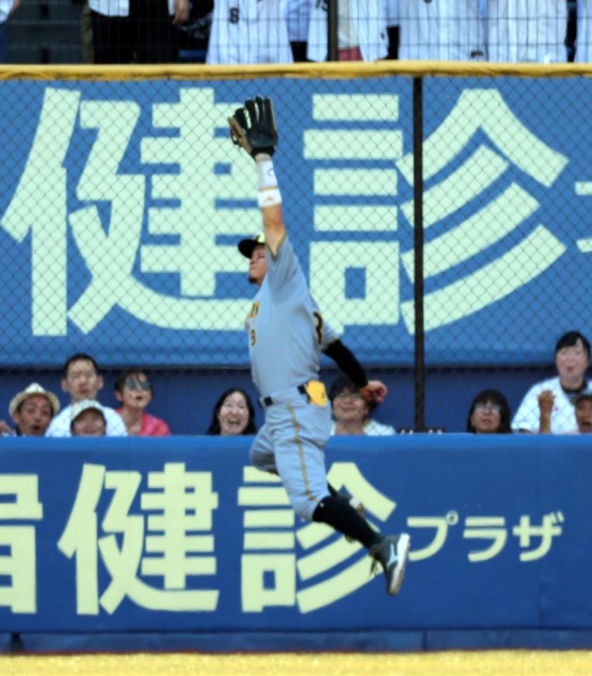 ５回、佐藤輝はポランコの飛球を好捕する（撮影・山口登）