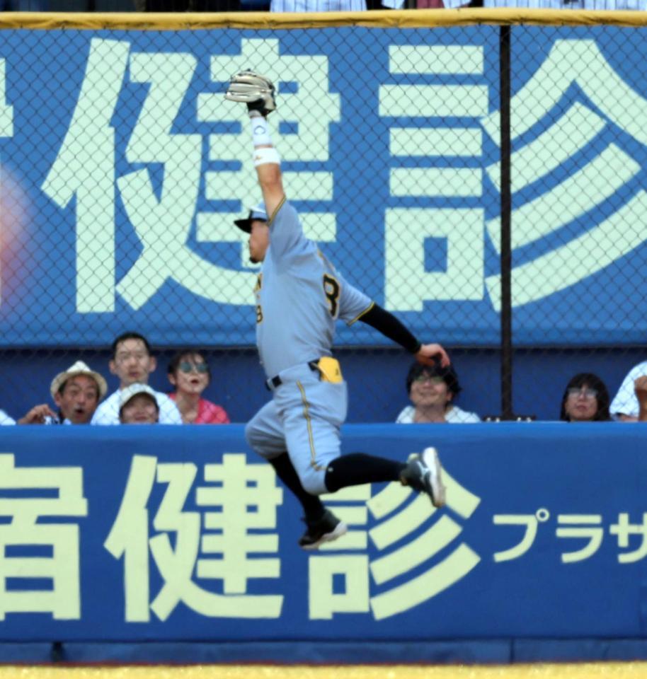 飛球を好捕する佐藤輝＝５月３１日