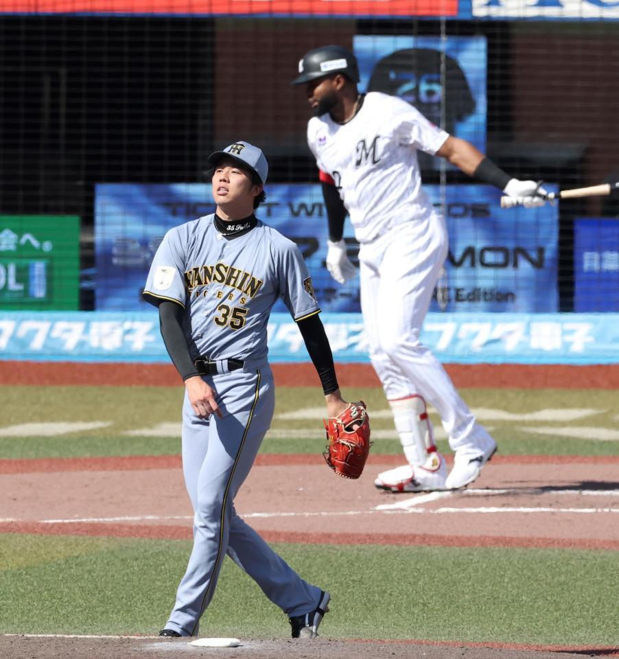 ６回、ポランコ（奥）を右飛に打ち取る才木＝５月３１日