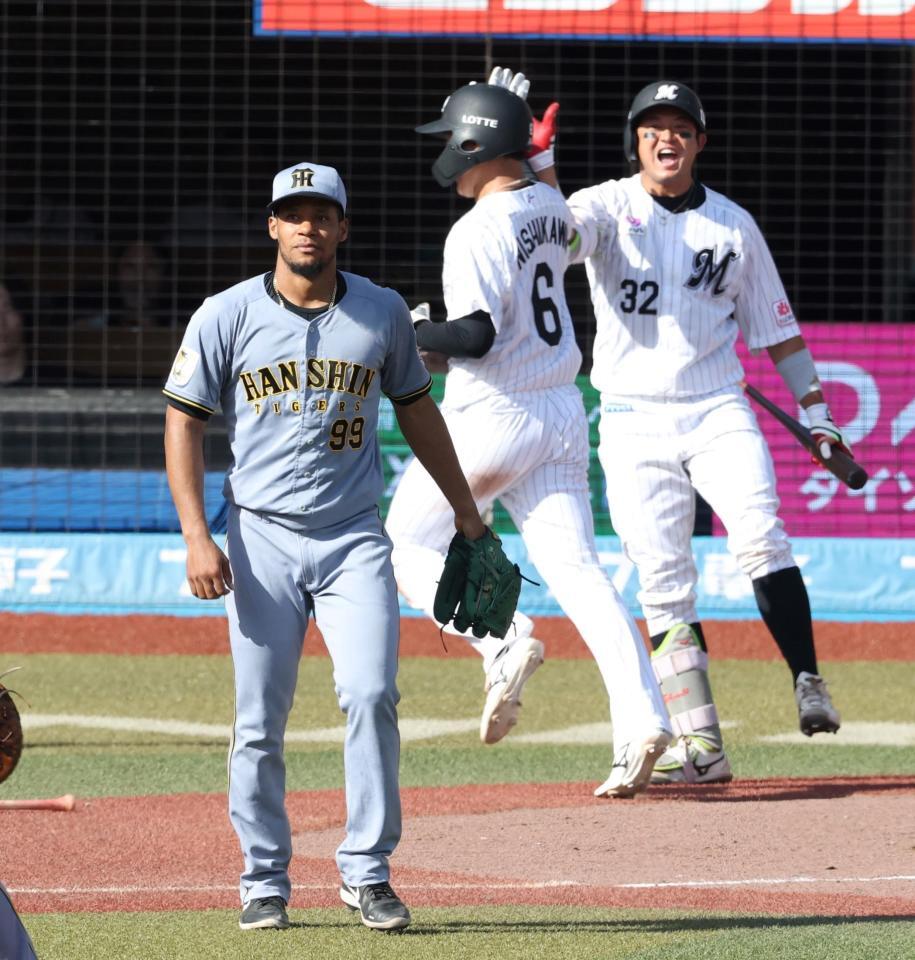 ８回、山口に勝ち越し２点適時二塁打を浴びたモレッタ（手前）＝５月３１日