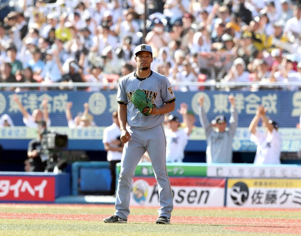 ８回、勝ち越しを許すモレッタ＝５月３１日