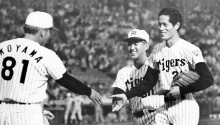 益山性旭さん（右）を祝福する当時の安藤監督（中央）、小山コーチ＝１９８１年６月