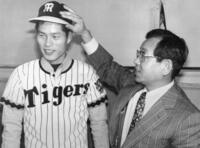 当時の吉田監督（右）に激励される益山性旭さん＝１９７６年１２月
