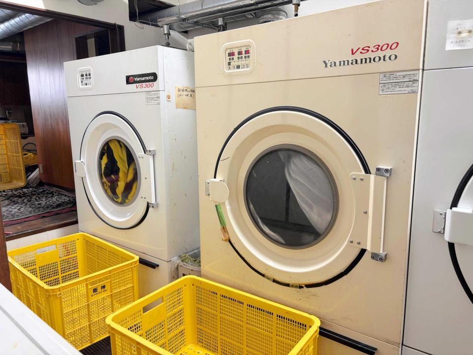 タイガースカラーのタオルが回る乾燥機