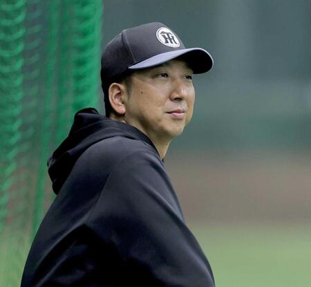 　室内での練習を見守る藤川監督