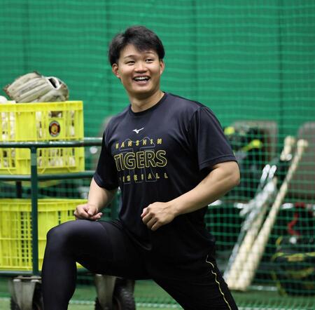 　練習前、笑顔を見せる森下（撮影・田中太一）