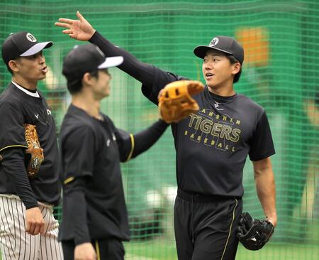 守備練習に向かう立石（右）＝撮影・西田忠信