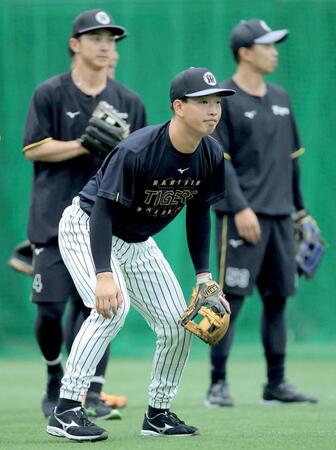 　１軍に合流し、ノックを受ける百崎