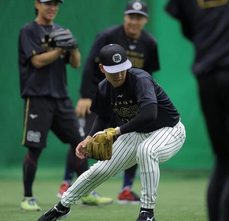 植田と大山が見守る中、ノックを受ける百崎（手前）＝撮影・西田忠信