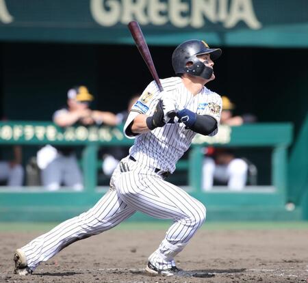 ７回、前川は右中間に３ランを放つ（撮影・坂部計介）