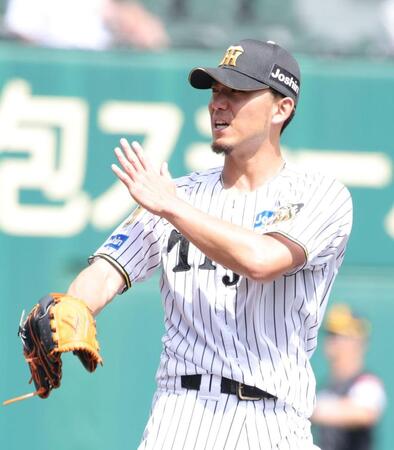 ５回、大泉（左）に本塁打を浴び、厳しい表情の伊藤将（撮影・坂部計介）