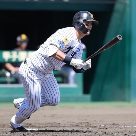 ４回、前川は右翼線に二塁打を放つ（撮影・坂部計介）