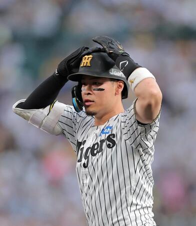 ４回、二塁への打球で一塁判定に頭を抱える佐藤輝（撮影・西田忠信）