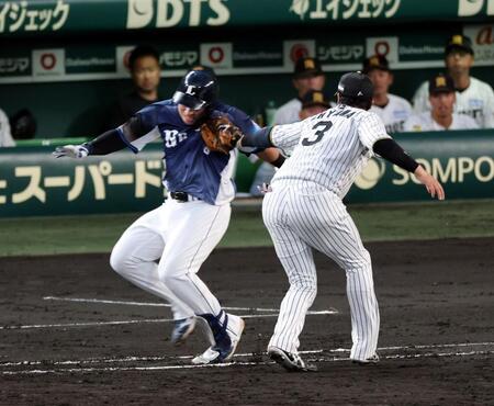５回、大山は小幡からの送球を渡部にタッチしアウトにする（撮影・山口登）