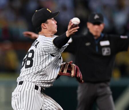 ５回、渡部の打球を好捕し一塁へ送球する小幡（撮影・田中太一）