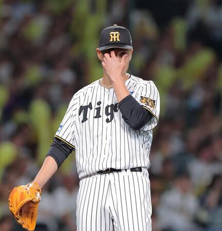 ７回、小幡の一塁悪送球で２点を失った大竹（撮影・西田忠信）