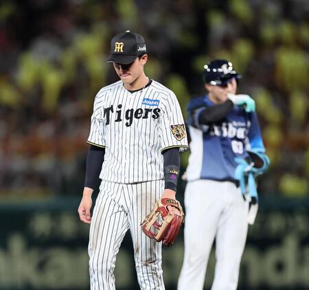 ７回、失策で２点を奪われ悔しがる阪神・小幡竜平＝甲子園（撮影・田中太一）