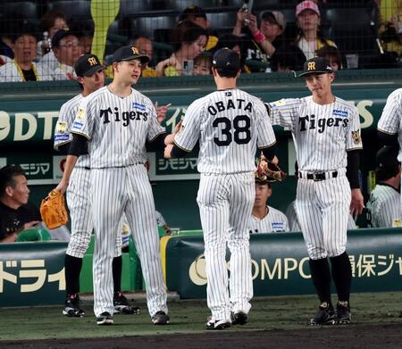 ７回を終え、ベンチに戻った大竹（左）は小幡に声を掛ける（撮影・山口登）