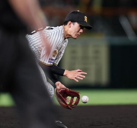 ７回、西武・長谷川信哉の打球をはじく阪神・小幡竜平＝甲子園（撮影・田中太一）
