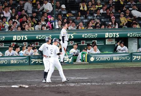 ９回、藤川監督のリプレイ検証のリクエストも坂本が併殺に倒れ試合終了する（撮影・山口登）