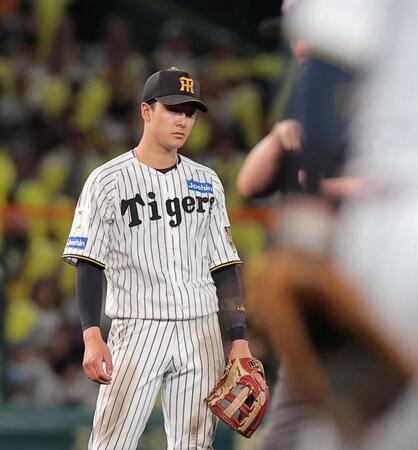 ７回、長谷川の打球を一塁に悪送球し肩を落とす小幡（撮影・西田忠信）