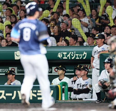 ７回、守備の乱れで追加点を許し、二遊間をを見つめる藤川監督（撮影・田中太一）