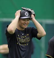 練習の合間に笑顔を見せる森下（撮影・西田忠信）