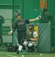 室内で打撃練習をする立石（撮影・西田忠信）