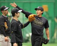 守備練習に向かう立石（右）＝撮影・西田忠信