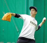 キャッチボールで調整する大竹（撮影・西田忠信）