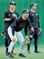 　１軍に合流し、ノックを受ける百崎