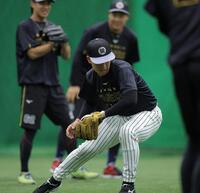 植田と大山が見守る中、ノックを受ける百崎（手前）＝撮影・西田忠信